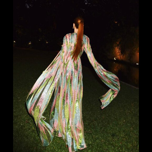 Marina Ruy Barbosa mostrou detalhes do vestido em todos os ângulos