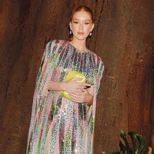 Marina Ruy Barbosa apostou em um vestido exuberante para ir a um casamento neste domingo (20)