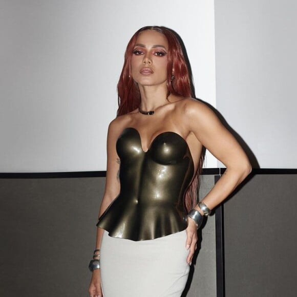 Em look no AMA, Anitta combinou corset com efeito metalizado e estruturado com saia branca