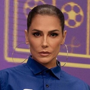 Deborah Secco usou camisa do uniforme dos jornalistas customizada como cropped
