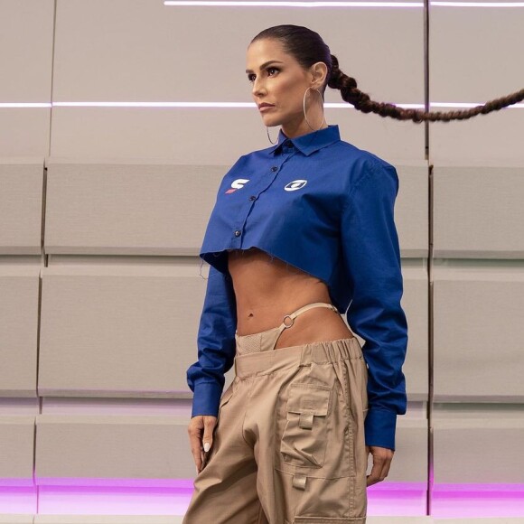 Deborah Secco usou calça de cintura baixa com lingerie à mostra