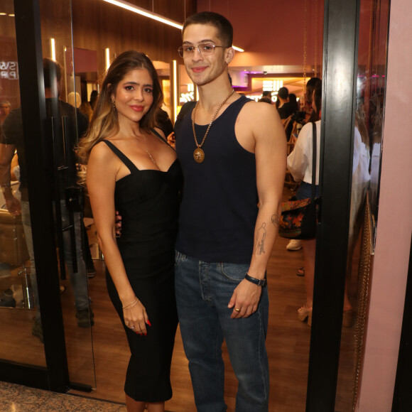 João Guilherme e a mãe, Naira Ávila, em evento