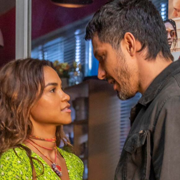 Brisa (Lucy Alves) é surpreendida com convite de Oto (Romulo Estrela) no capítulo desta sexta-feira 25 de novembro de 2022 da novela 'Travessia'