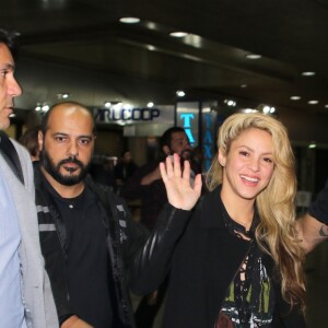 Em sua defesa, Shakira diz que não residia na Espanha na época