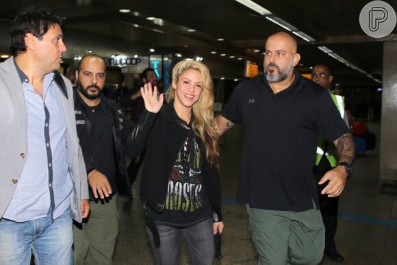 Em sua defesa, Shakira diz que não residia na Espanha na época
