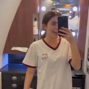 Jade Picon posou com camisa esportiva durante voo para o Catar