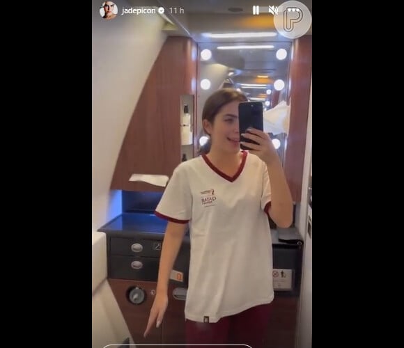 Jade Picon posou com camisa esportiva durante voo para o Catar