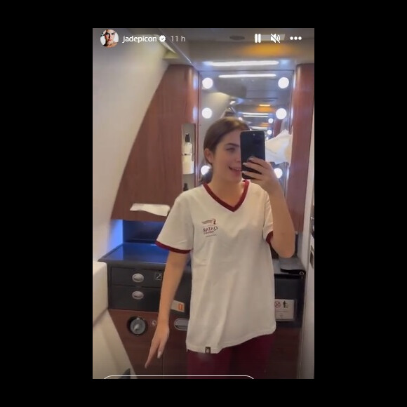 Jade Picon posou com camisa esportiva durante voo para o Catar