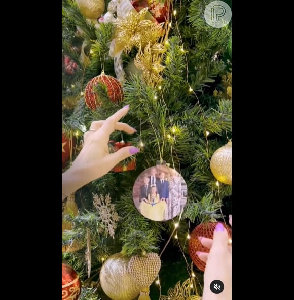 Fotos da família na árvore de Natal de Angelica dá um detalhe fofo e personalizado