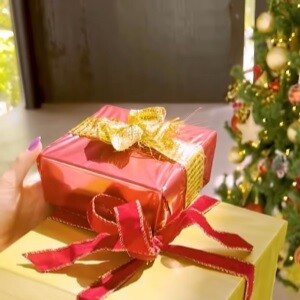 Angelica publicou um vídeo onde aparece montando sua árvore de Natal