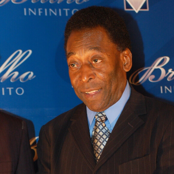 Pelé se internou para 'reavaliação do tratamento quimioterápico do tumor de colón', segundo boletim médico