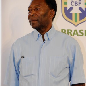 Pelé está 'com pleno controle das funções vitais e condição clínica estável' e permanece em um quarto comum