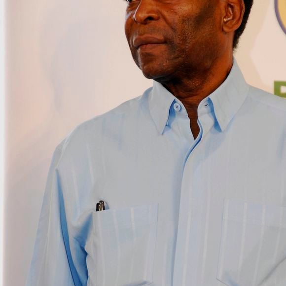 Pelé está 'com pleno controle das funções vitais e condição clínica estável' e permanece em um quarto comum