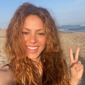 Shakira estava 'calma e relaxada' em praia onde foi flagrada com suposto affair, segundo um jornalista espanhol