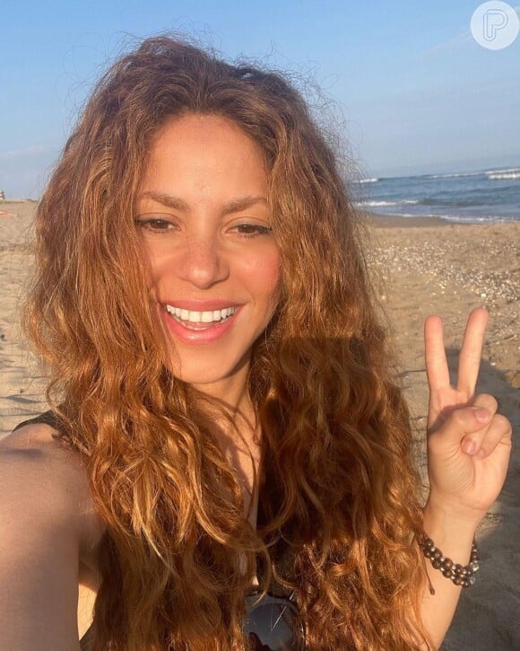 Shakira estava 'calma e relaxada' em praia onde foi flagrada com suposto affair, segundo um jornalista espanhol