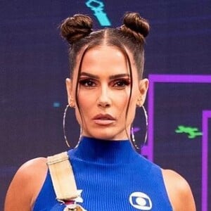 Deborah Secco revelou que tem vivido uma rotina intensa para participar do programa: 'O programa começa às 22h30, mas eu tenho que chegar aqui às 18h30'