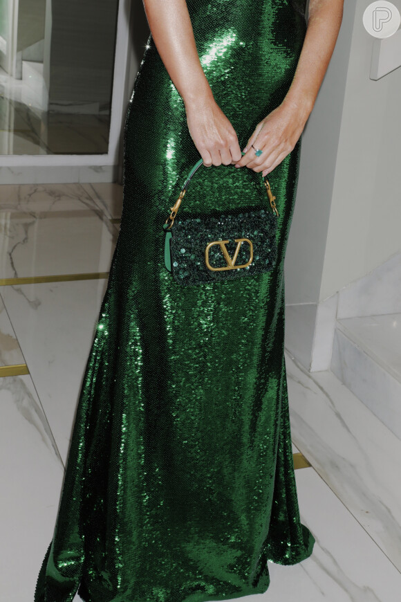 Marina Ruy Barbosa completou seu look com bolsa Valentino