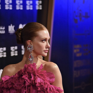 Marina Ruy Barbosa usou um vestido Couture de Giambattista Valli em outro dia do Festival de Cinema do Mar Vermelho em Jeddah, na Arábia Saudita