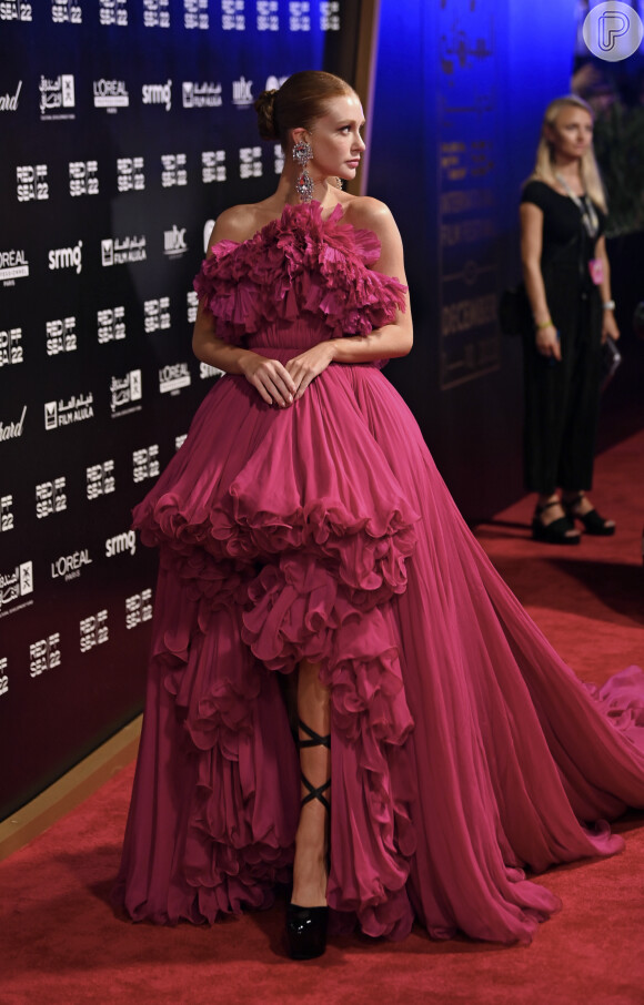 Marina Ruy Barbosa usou um vestido Couture de Giambattista Valli em outro dia do Festival de Cinema do Mar Vermelho em Jeddah, na Arábia Saudita