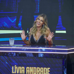 Cotada para BBB 23, Lívia Andrade continua no programa de Luciano Huck