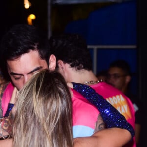 Beijo de Gabi Martins em Lincoln Lau na Farofa da Gkay