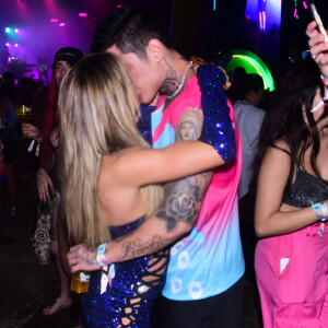 Gabi Martins beijou muito gamer Lincoln Lau em show