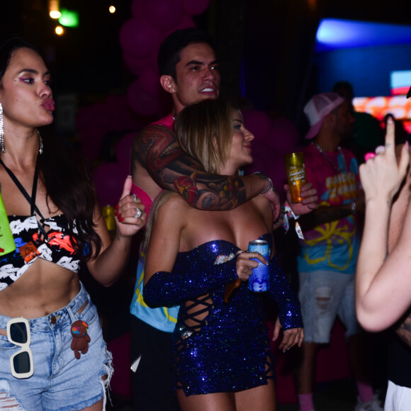 Gabi Martins em clima de romance com Lincoln Lau em show