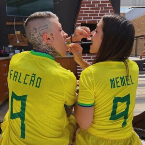 MC Daniel e Mel Maia posaram em clima de romance ao assistirem ao jogo do Brasil juntos