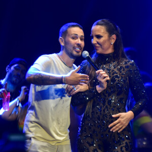 Durante o show de Ivete Sangalo, Carlinhos Maia subiu ao palco e fez um discurso dedicado ao ex-marido