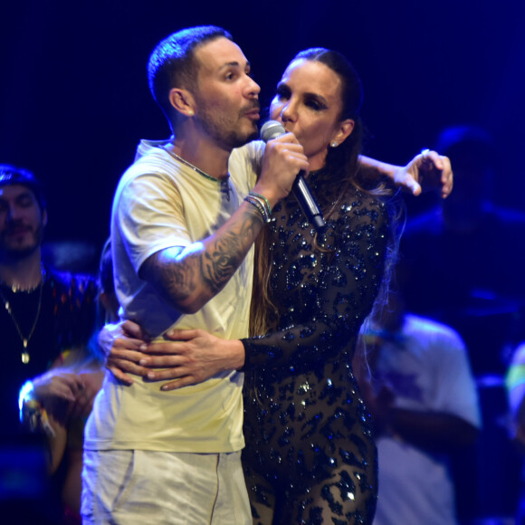 Para o discurso, Carlinhos Maia pegou o microfone de Ivete Sangalo emprestado