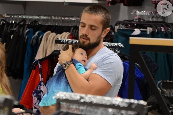 Rafael Cardoso circulou com a filha, Aurora, em um shopping da Barra da Tijuca, um mês após o nascimento da herdeira