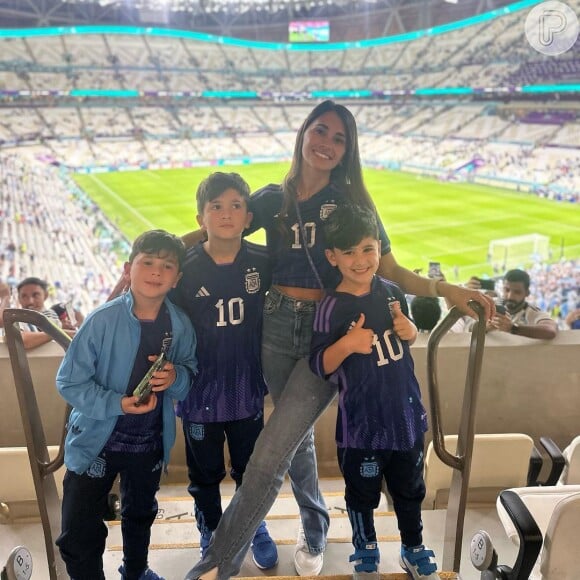 Antonella Roccuzzo prefere looks confortáveis para ver os jogos de Messi