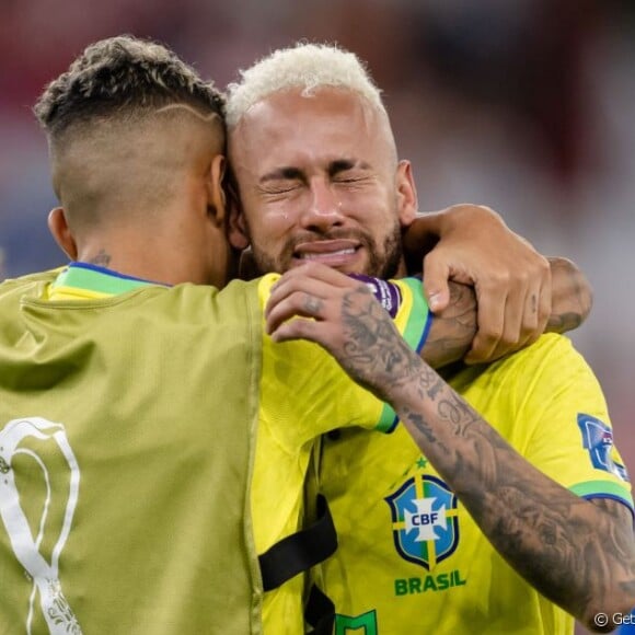 Neymar chora após derrota do Brasil na Copa do Mundo