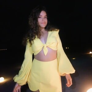 Conjunto amarelo suave foi escolha de Maisa Silva para look em jantar nas Maldivas