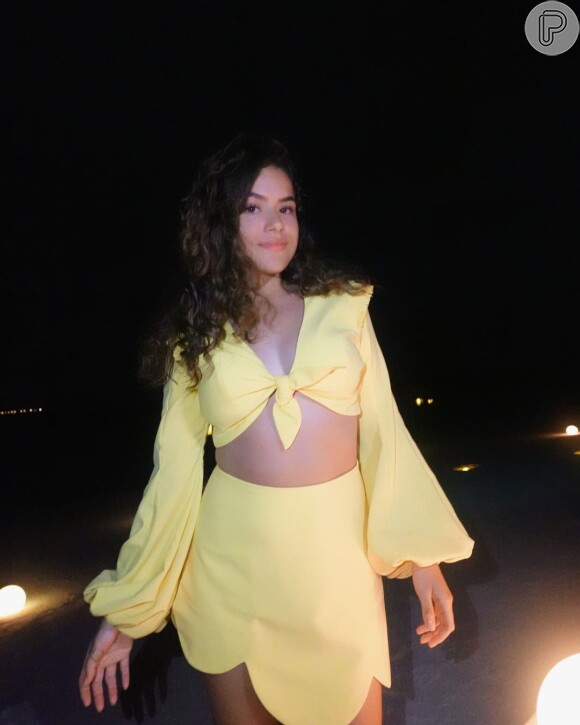 Conjunto amarelo suave foi escolha de Maisa Silva para look em jantar nas Maldivas