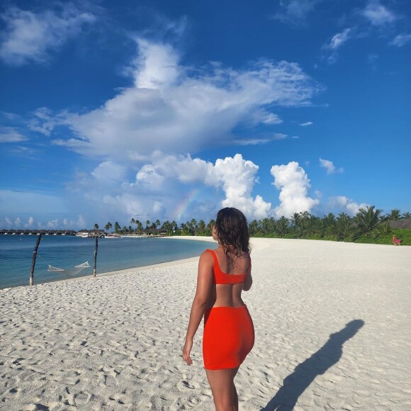 Laranja é uma das cores queridinhas de Maisa Silva nos looks da viagem às Maldivas