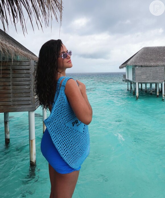 No look com conjunto azul, Maisa Silva escolheu bolsa tote da Prada de R$ 11 mil