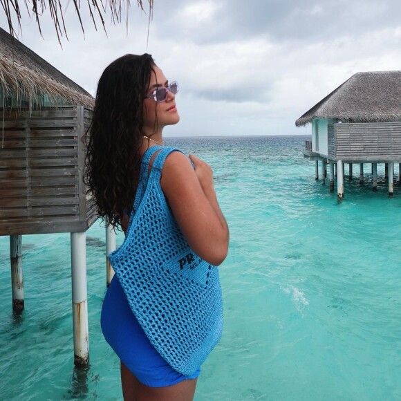 No look com conjunto azul, Maisa Silva escolheu bolsa tote da Prada de R$ 11 mil
