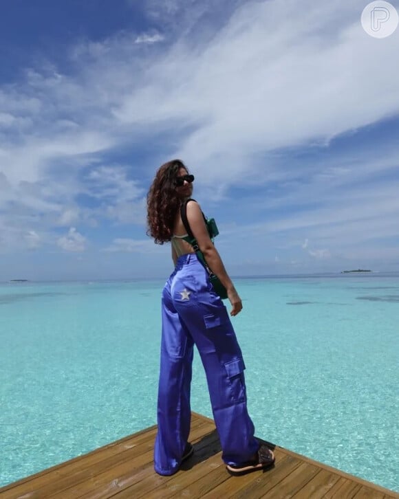 Calça cargo foi usada por Maisa Silva durante viagem às Maldivas: a peça traz elementos Brasilcore