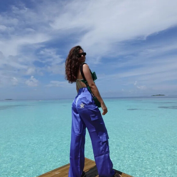 Calça cargo foi usada por Maisa Silva durante viagem às Maldivas: a peça traz elementos Brasilcore