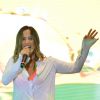 De sutiã fluorescente, Claudia Leitta canta com Daniela Mercury em show em Salvador