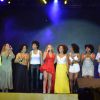 De sutiã fluorescente, Claudia Leitta canta com Daniela Mercury em show em Salvador