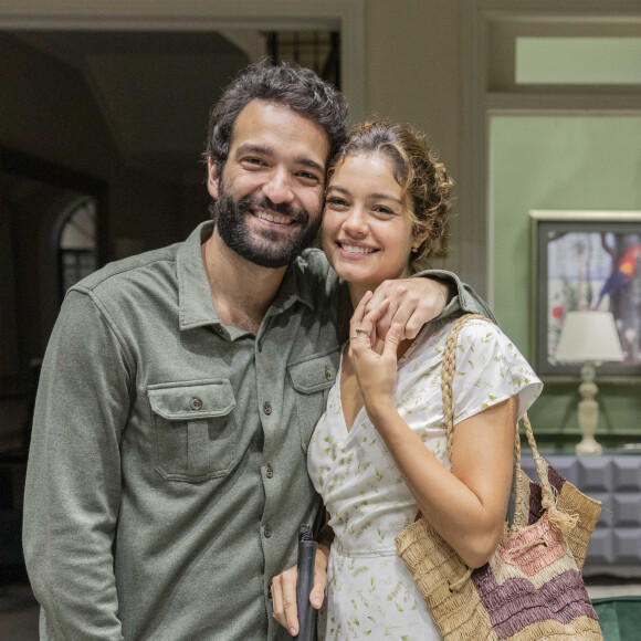 Maíra (Sophie Charlotte) revolta Rafael (Humberto Carrão) quando ele descobre que ela 'saiu' com a mãe, Zoé (Regina Casé), na novela 'Todas as Flores': 'Pra mim, essa história acabou'