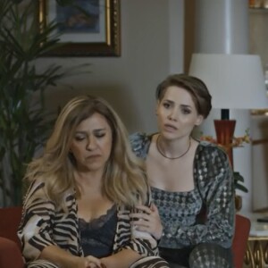 Vanessa (Letícia Colin) convence a mãe, Zoé (Regina Casé), a sequestrar o filho de Maíra (Sophie Charlotte), no fim da 1ª temporada da novela 'Todas as Flores'