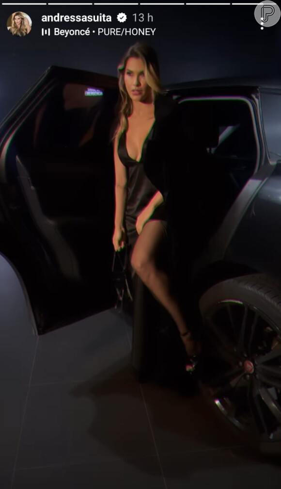O vestido preto Andressa Suita tem decote cavado: modelo usou a peça com meia-calça