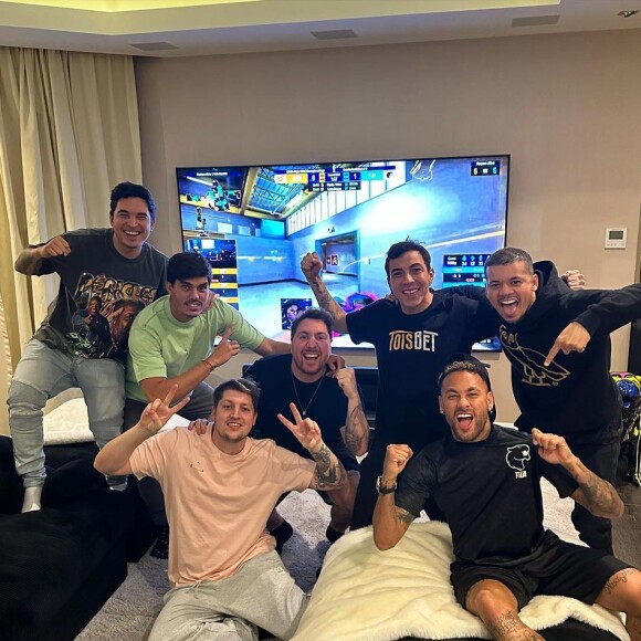 Neymar chegou a Santa Catarina em seu jatinho particular