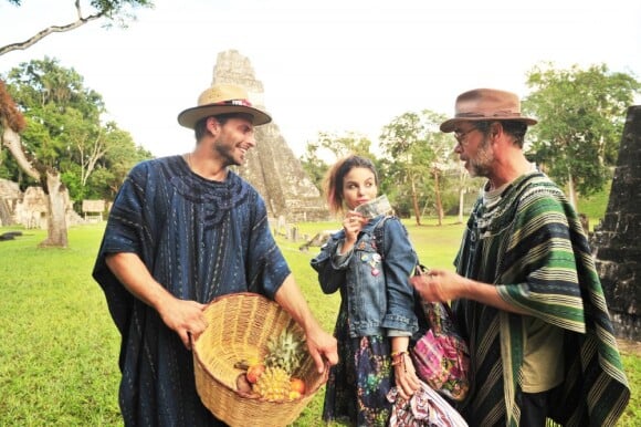 Cassiano (Henri Castelli), Duque (Jean Pierre Noher) e Amaralina (Sthefany Brito) voltam juntos para o Brasil, em 'Flor do Caribe'