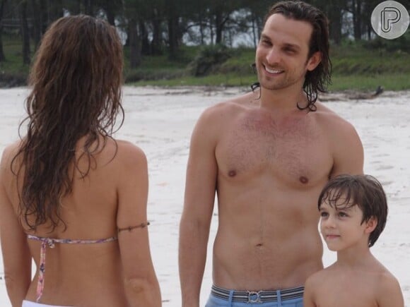 Na novela 'Flor do Caribe', Alberto (Igor Rickli) assume a paternidade do filho de Ester (Grazi Massafera) e Cassiano (Henri Castelli)
