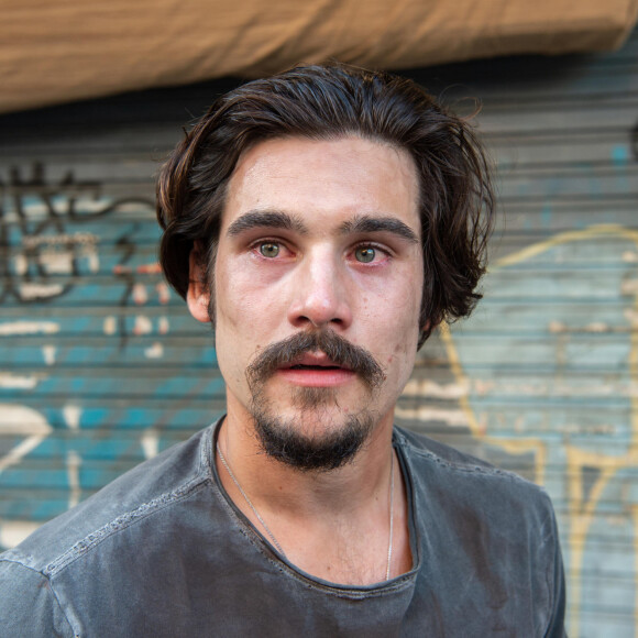 Nicolas Prattes está no ar na novela 'Todas as Flores' vivendo o Edu