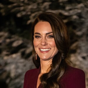 A peça usada por Kate Middleton é o modelo Chi Chi, da marca britânica Eponine, e roubou a cena